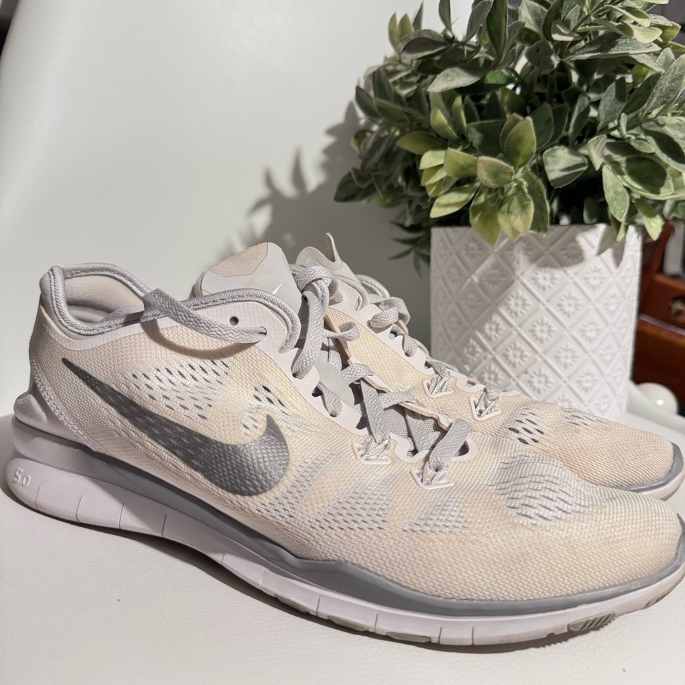 White Nike Free 5.0